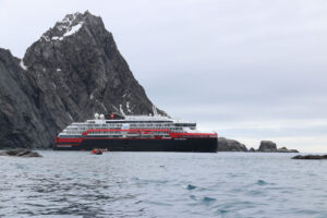 Roald Amundsen Elephant Islandin edustalla