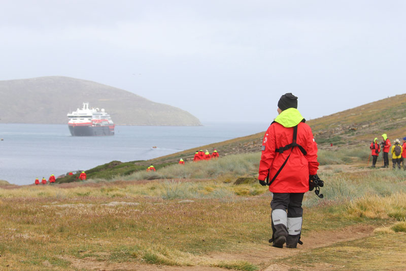 Katri, taustalla Roald Amundsen Falklandinsaarilla