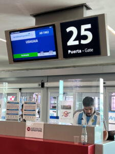 Lento Ushuaiaan lähtee portilta 25