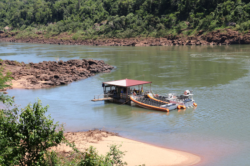 Kumiveneet parkissa Iguassulla