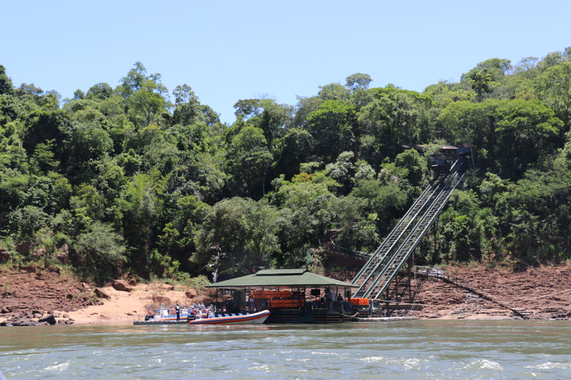 Iguassun putoukselle pääsee veneajelulle myös Brasilian puolelta