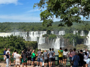 Turisteja ällistelemässä Iguassun putouksia