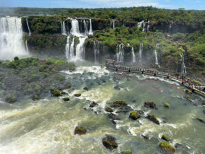 Näköalatasanteet Iguassun putouksilla Brasiliassa
