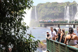 Näköalatasanteet Iguassun putouksilla Brasiliassa