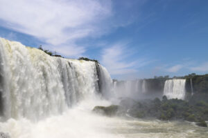 Iguassun putoukset nähtynä Brasilian puolen näköalatasanteelta