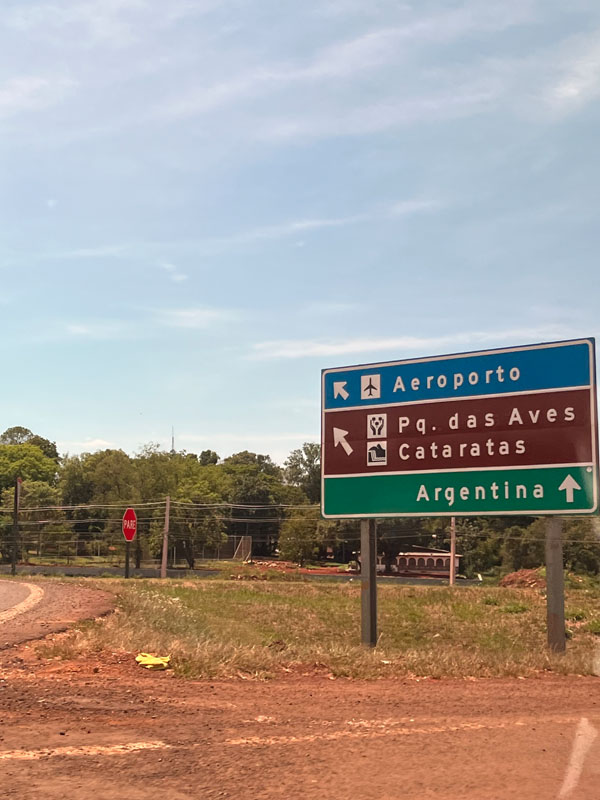 Kylttejä maantien varressa Paraguayssa