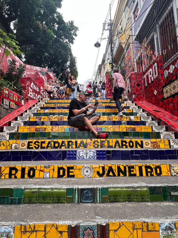 Ilkka pelaa Pokemonia Selaronin portailla Rio de Janeirossa