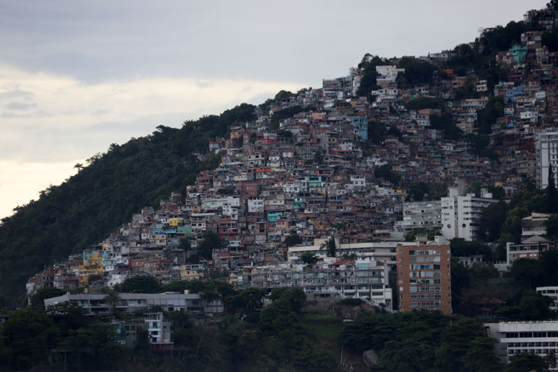 Favelat kohoavat rinteillä