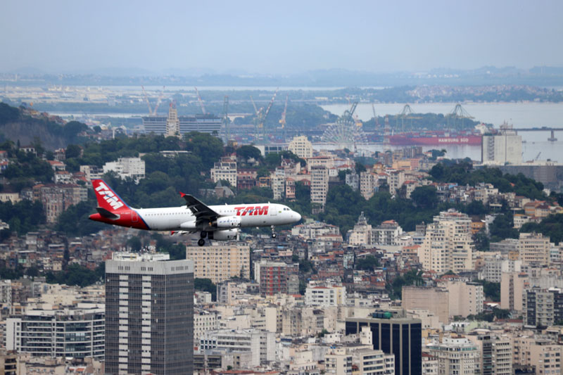 Lentokone kaartaa Rion yllä