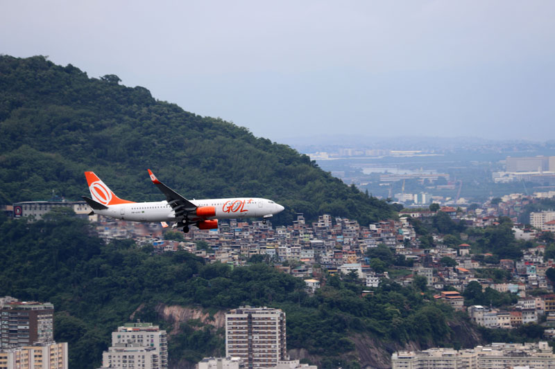 Lentokone lentää Rion yllä