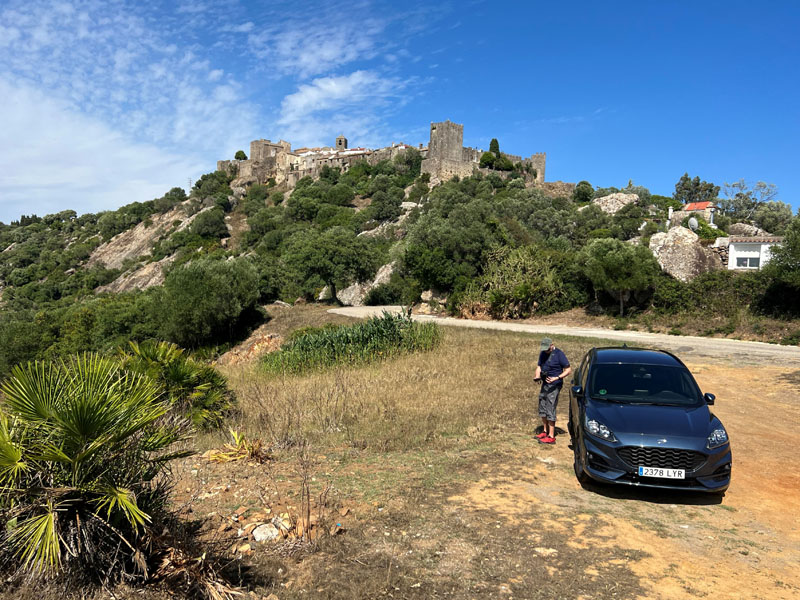Ford Kuga, taustalla Castello di Castellar, Espanja