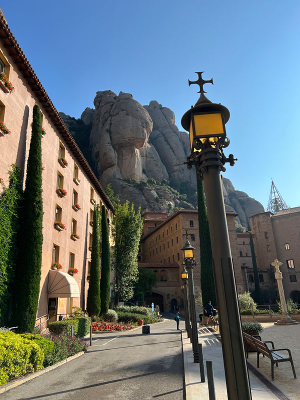 Montserratin luostari on aivan upeiden kalliomuodostelmien alla