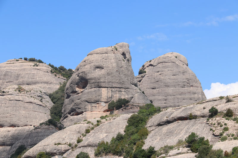 Montserratin vuorten sileän pyöreät muodot