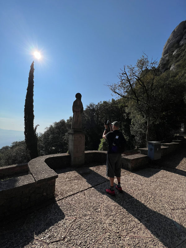 Ilkka kuvaa patsasta Montserratissa