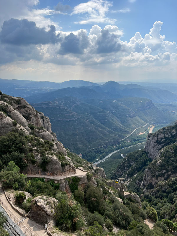 Montserratin luostarilta avautuu upeat näköalat alas