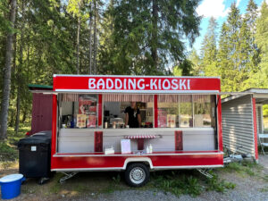 Uusi Badding-kioski toimii nykyään myymälänä. Aito vanha kioski on museoitu.