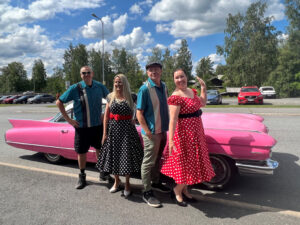 Sometiimi pinkin cadillacin edessä