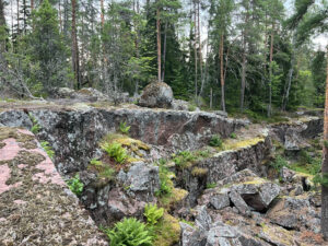 Pyterlahdella on louhittu punasävyistä rapakivigraniittia muun muassa Pietarin rakennusaineiksi