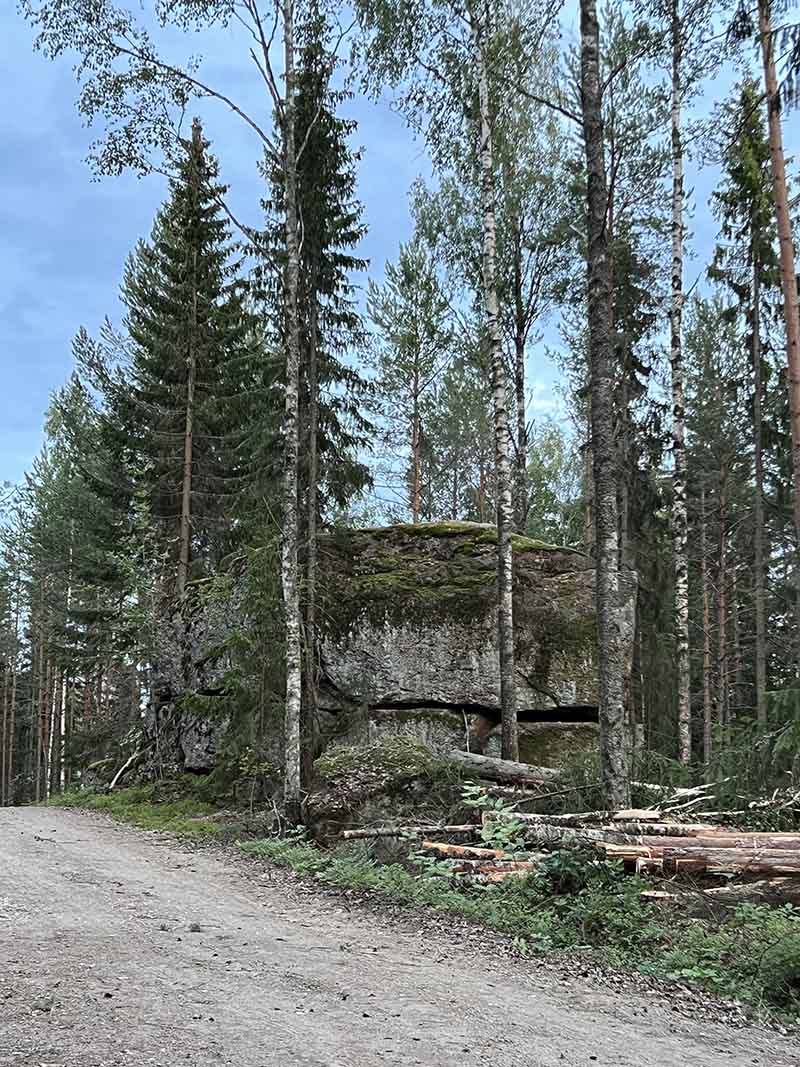 Virolahden maisemille ja metsiköille on tyypillistä suuret jääkauden kuljettamat siirtolohkareet