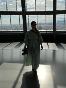 Katri poseeraa taustallaan Sagrada Familia