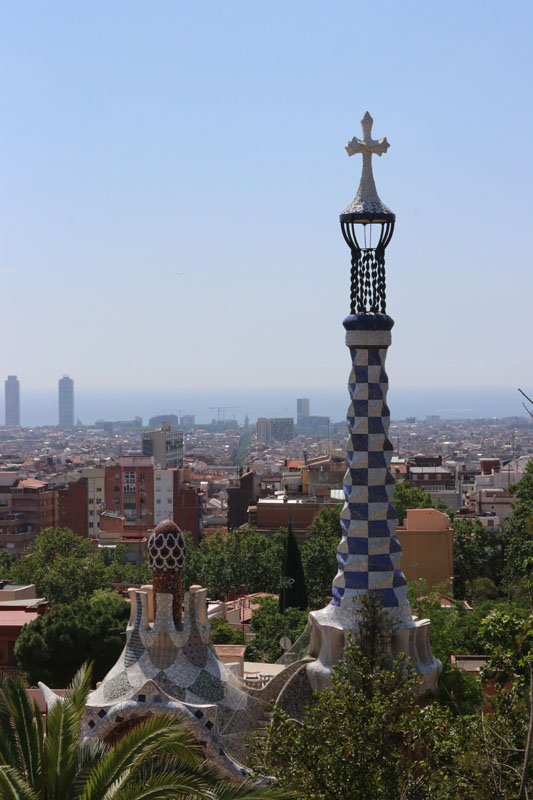 Park Güell sijatsee rinteellä Barcelonan yläpuolella. Näköalat ovat kauniit.