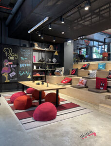 Moxy hotellin aula