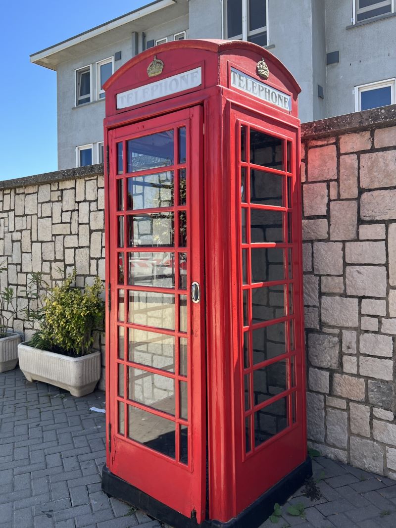 Aito brittiläinen puhelinkoppi Gibraltarilla