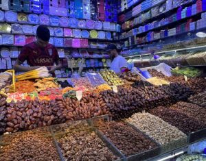 Taateleita, pähkinöitä ja kuivattuja hedelmiä Tangerin Medinassa