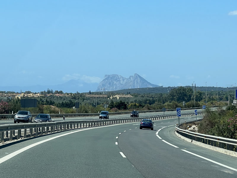 Gibraltar häämöttää horisontissa
