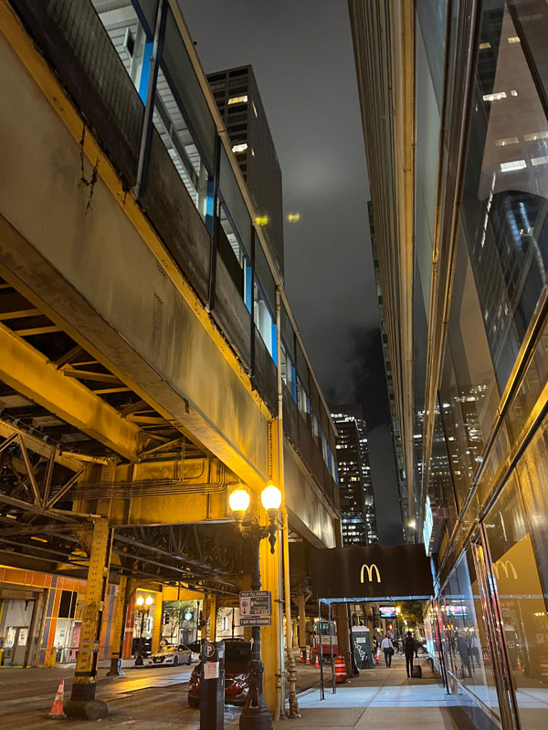 Chicagon metro kulkee kätevästi ilmassa. Se onkin yksi kaupungin tunnetuista nähtävyyksistä.