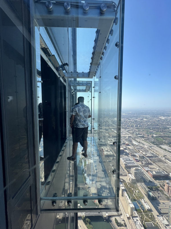 Willis Towerin lasikuutiot sijaitsevat 412 metriä maanpinnan yläpuolella