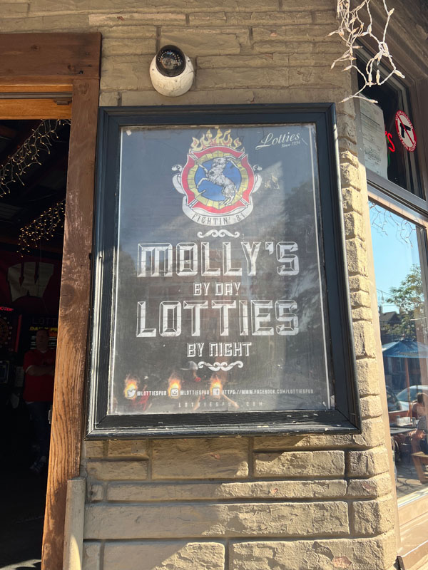 Lottie's Pub toimii Chicago P.D. ja Chicago Fire sarjoissa kantabaarina nimeltä Molly's