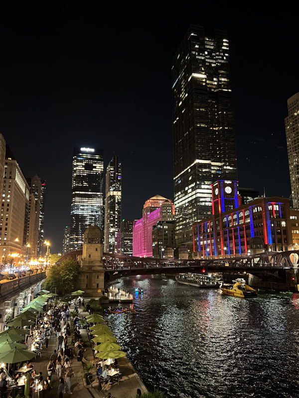 Chicagon Riverwalk on pimeän tullen upea näky