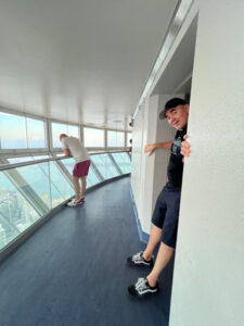 Jalat reunalla CN Towerin Skypodissa