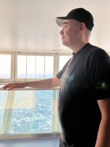 Lavastettu kuva Ilkasta CN Towerin Skypodissa