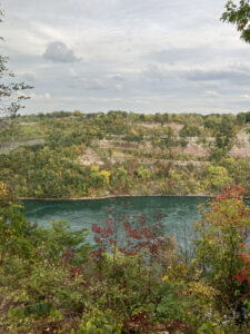 Niagarajoki virtaa tien vieressä Niagaran putousten ja Niagara-on-the-Laken välillä