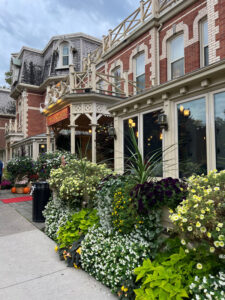 Muhkeita istutuksia talon edustalla Niagara-on-the-Lakella