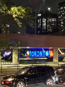 Toronto-kyltti yövalaistuksessa