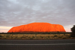 Uluru eli Ayers Rock on Australian alkuperäisväestön pyhä paikka