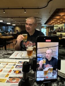 Ilkka tekemässä tasting videota Singaporessa