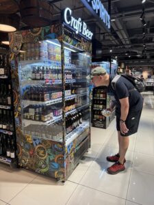 Ilkka tarkastelee Craft Beer hyllyä singaporelaisessa ruokakaupassa