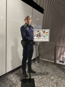 Pahvinen poliisi on läsnä. Oikeakin on lähellä ja valvontakameroita on Singaporessa aivan kaikkialla.