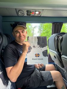 Ilkka esittelee Ahvenanmaan esittelylehteä