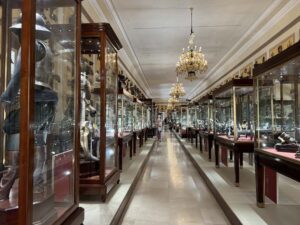 Palace Armoury kätkee sisäänsä tuhansittain Maltan Ritarien haarniskoita ja aseita