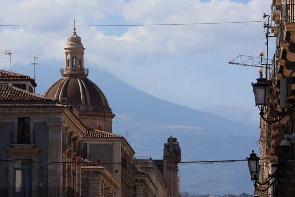 Etna kohoaa Catanian kaupungin taustalla