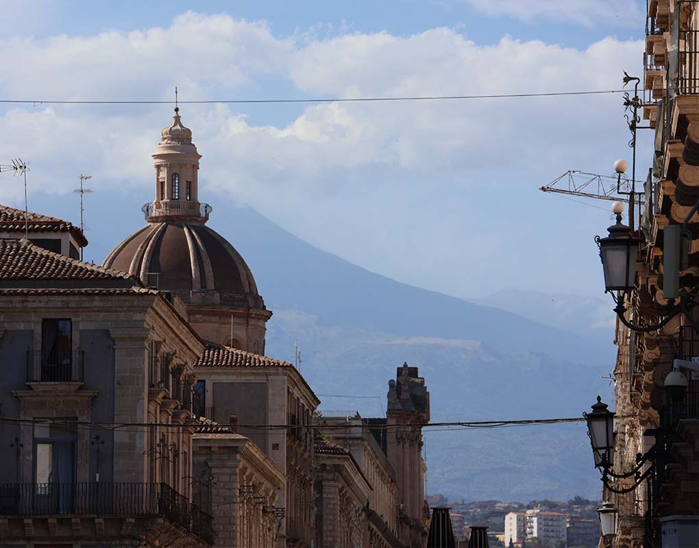 Etna kohoaa Catanian kaupungin taustalla