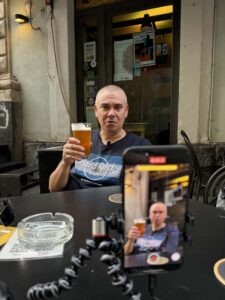 Ilkka tekemässä maisteluvideota Glamour Hoppe baarin terassilla