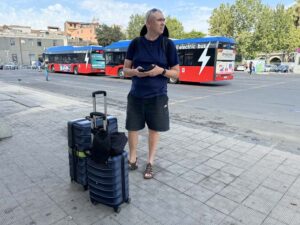 Ilkka odottaa bussia