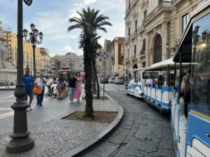 Cataniassa turistijuna kuljetti halpaan hintaan tärkeimmät nähtävyydet keskustassa
