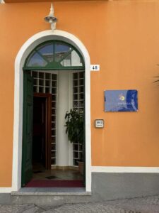 Hotel Marinaron sisäänkäynti